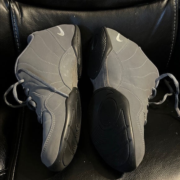 Women’s Nike Musique Dance Sneakers w/turning circle & split sole. Size 9 - Picture 3 of 7